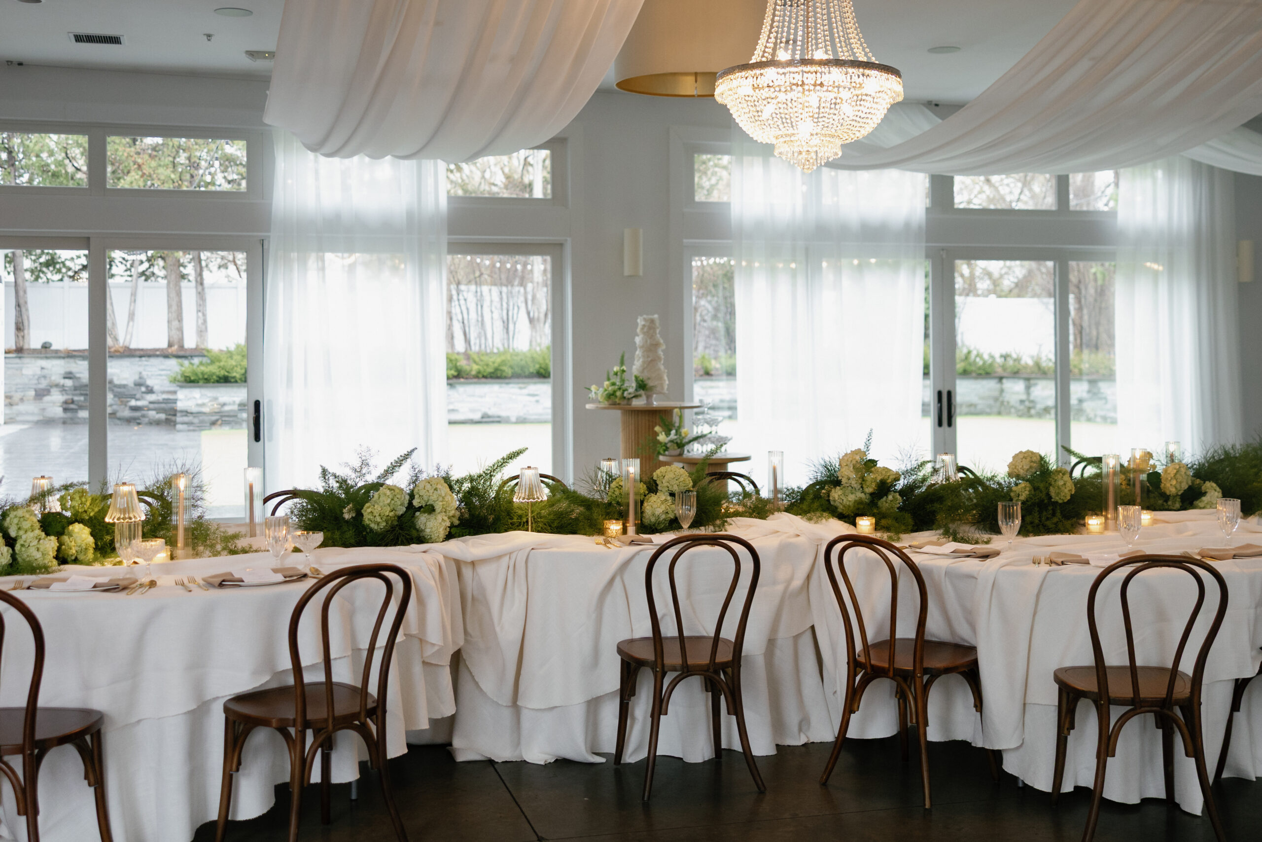Serpentine tables are a top 2026 wedding trend for spring
