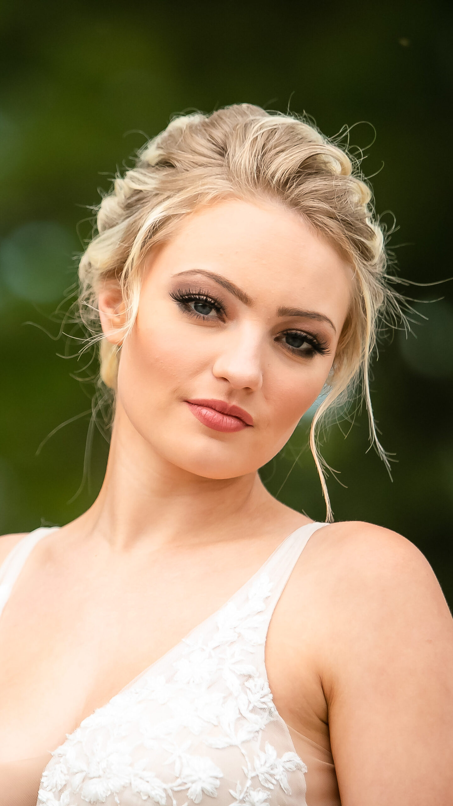Natural looking false lashes are a top bridal makeup look for 2023